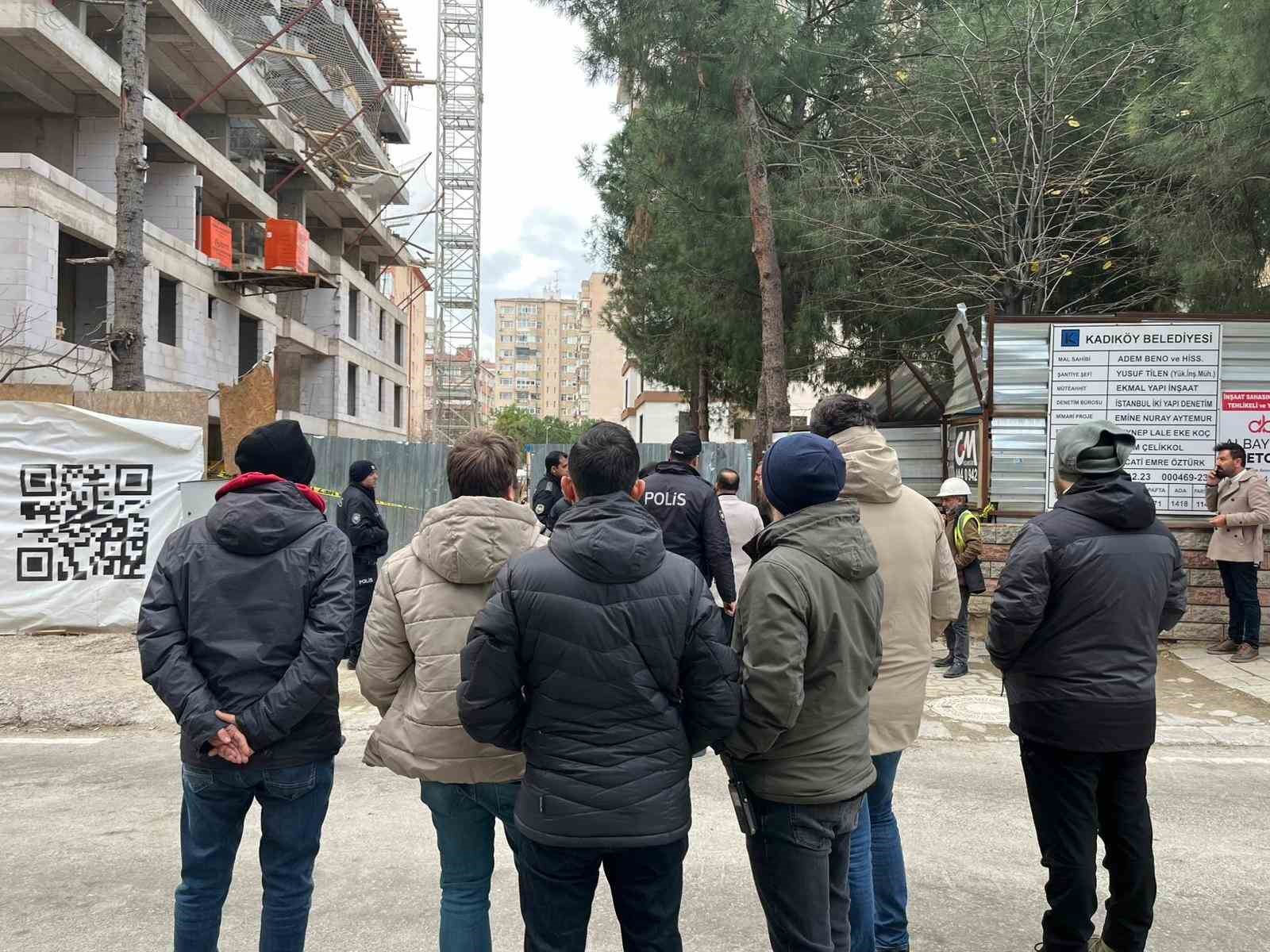 Kadıköy’de maaşlarını alamadıklarını iddia eden inşaat işçileri vinç kulesine çıktı