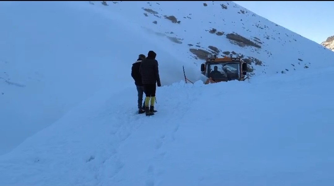 Başkale&rsquo;de &ccedil;ığ nedeniyle kapanan yol ulaşıma a&ccedil;ıldı
