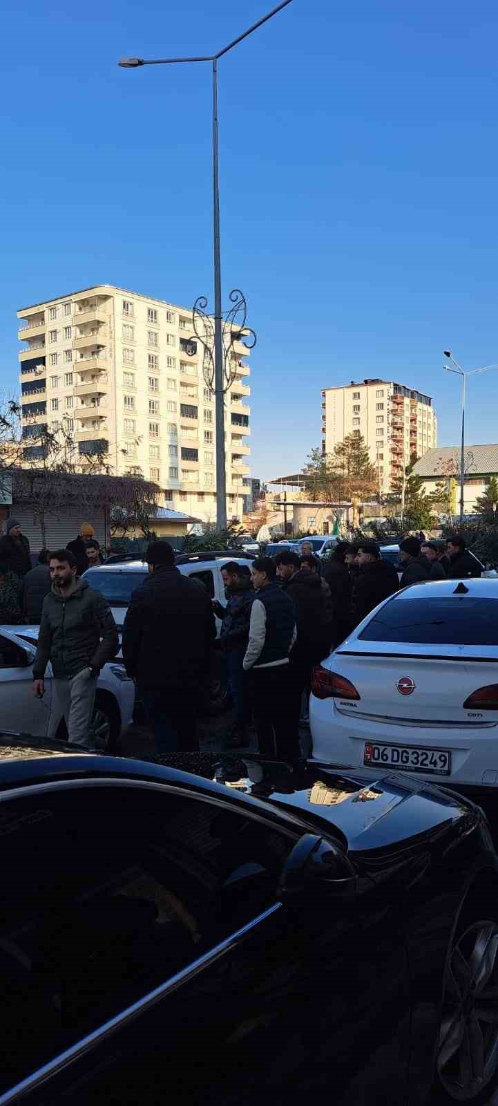 Kurtalan&rsquo;da iki otomobil &ccedil;arpıştı
