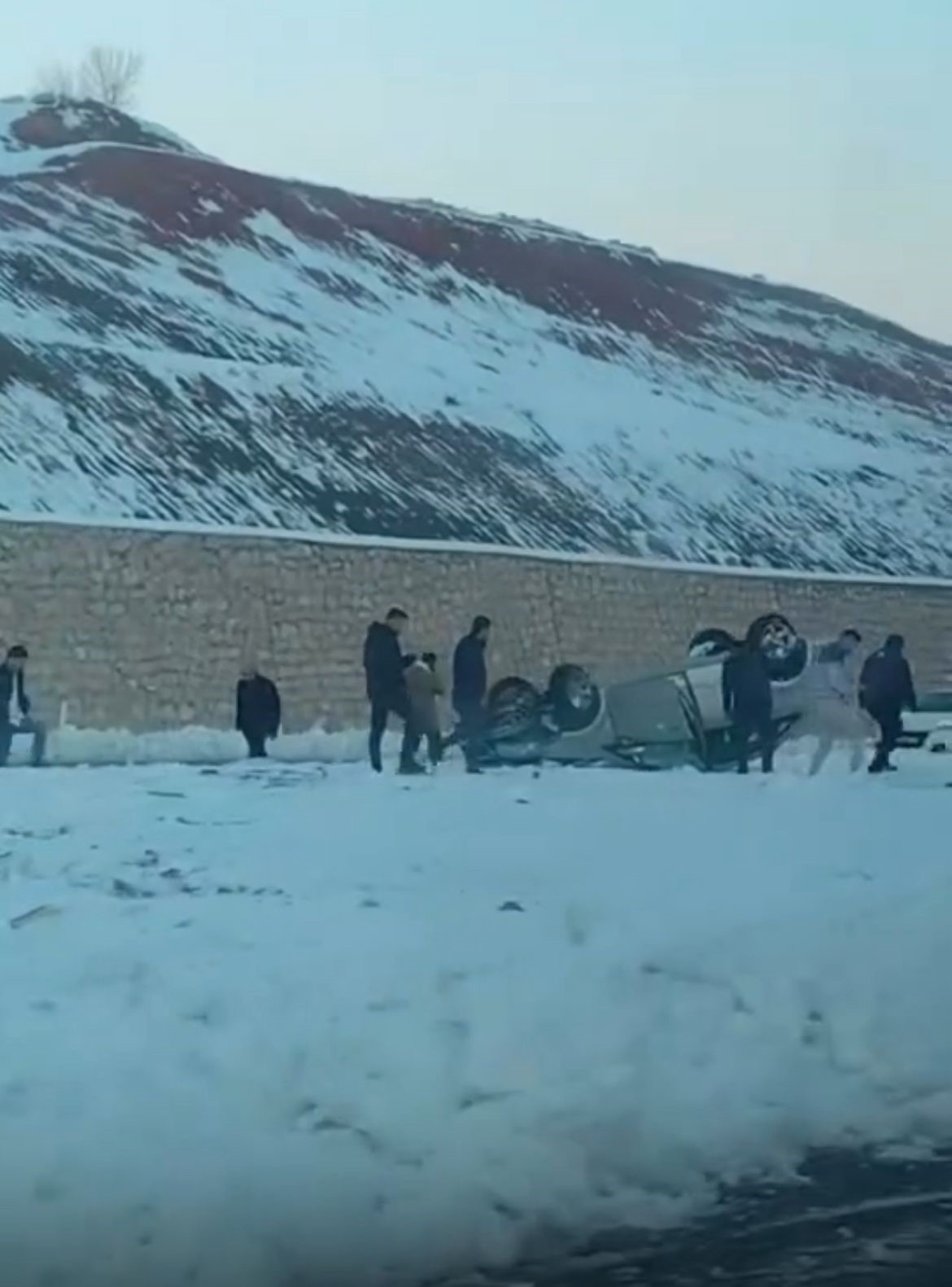 Siirt&rsquo;te takla atan otomobilin s&uuml;r&uuml;c&uuml;s&uuml; yaralandı
