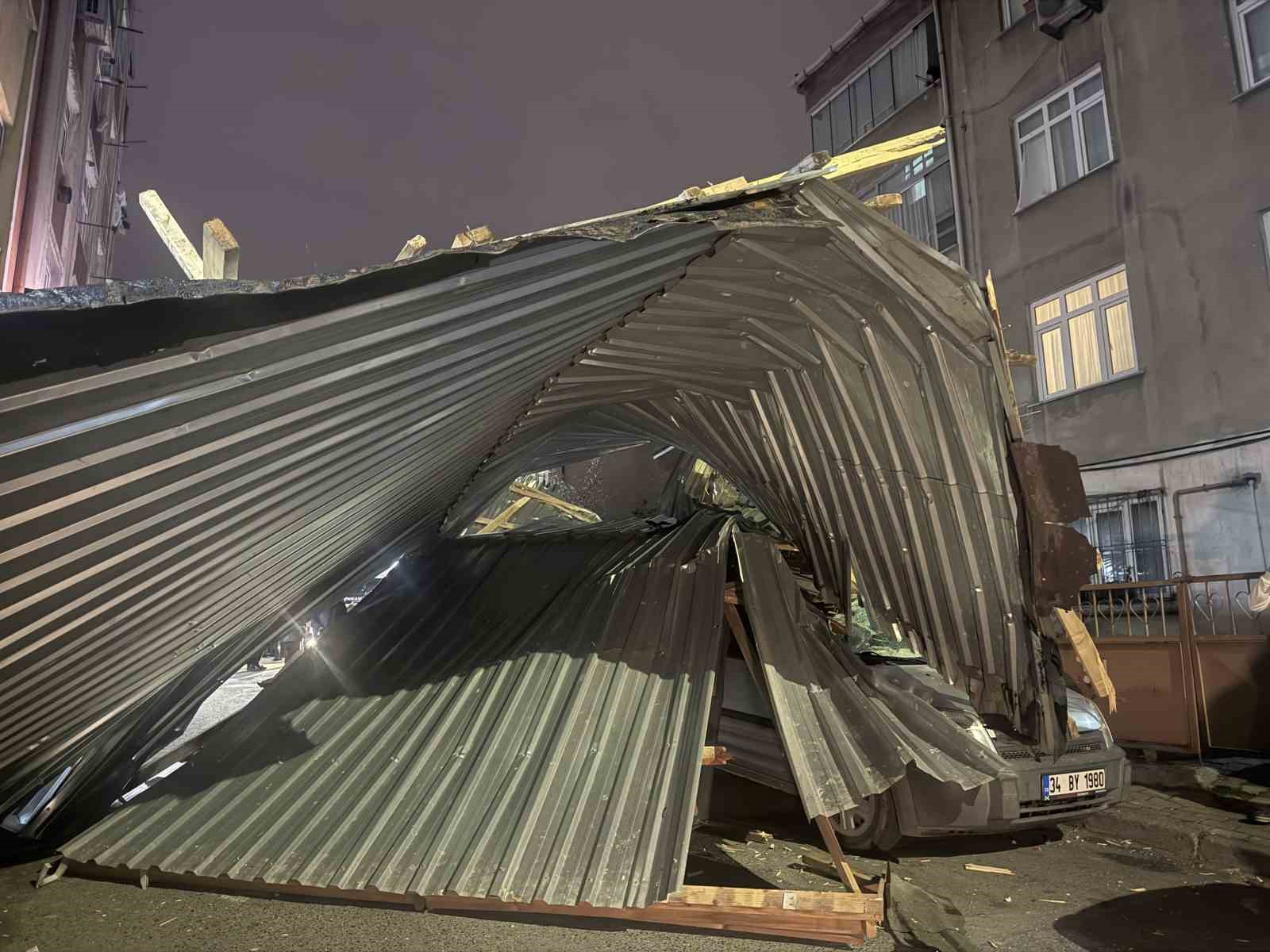 K&uuml;&ccedil;&uuml;k&ccedil;ekmece&rsquo;de şiddetli r&uuml;zgar &ccedil;atıyı u&ccedil;urdu: Ara&ccedil;lar zarar g&ouml;rd&uuml;
