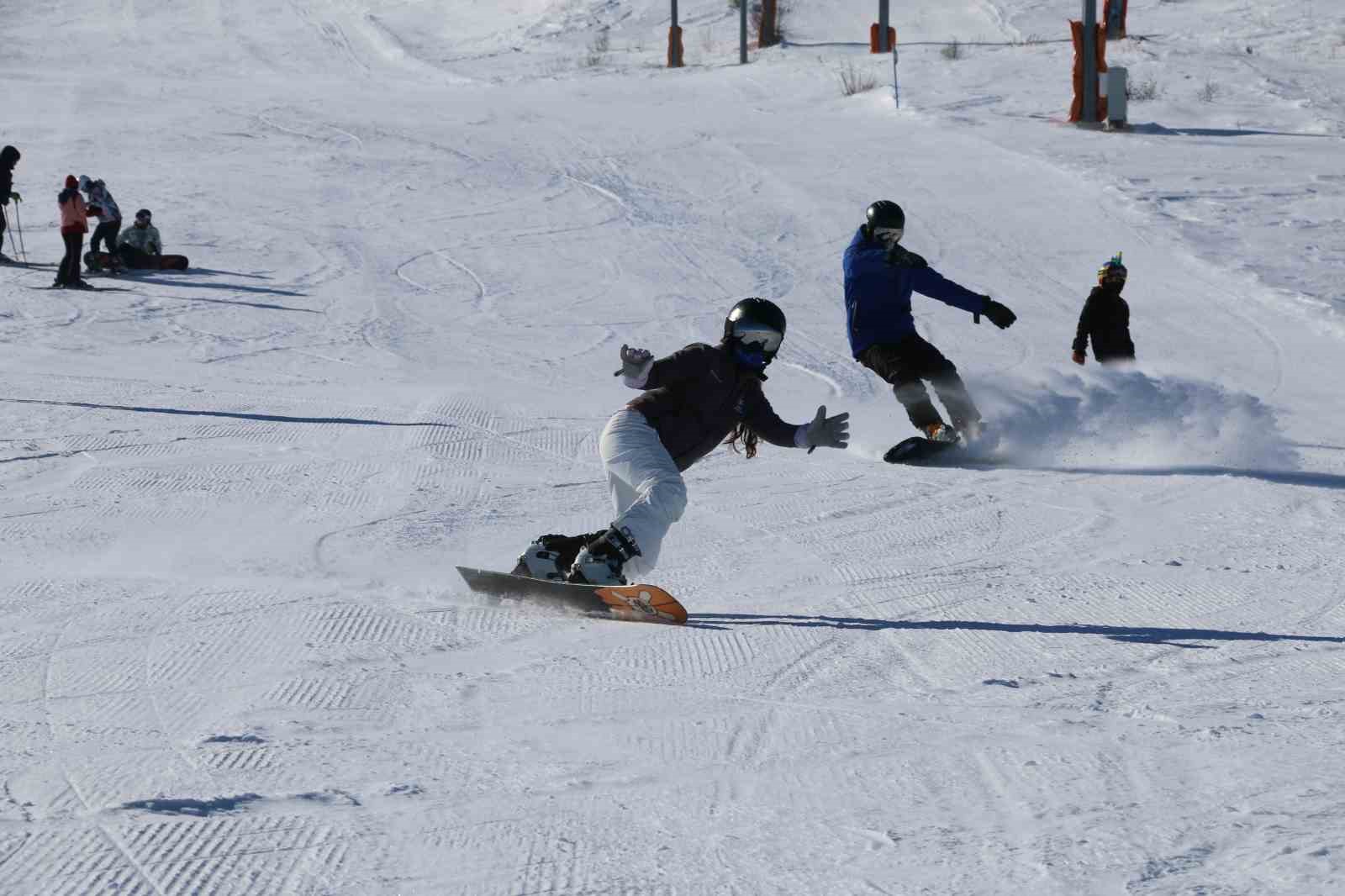 Sivas&rsquo;ın &rsquo;Yıldız&rsquo;ında sezon a&ccedil;ıldı, kayakseverler T&uuml;rkiye&rsquo;nin en gen&ccedil; kayak merkezinde buluştu
