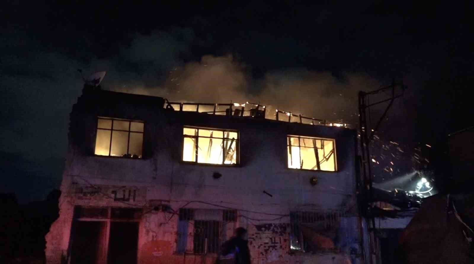 Sobadan &ccedil;ıkan yangın evi k&uuml;le &ccedil;evirdi: 2 kişi dumandan etkilendi
