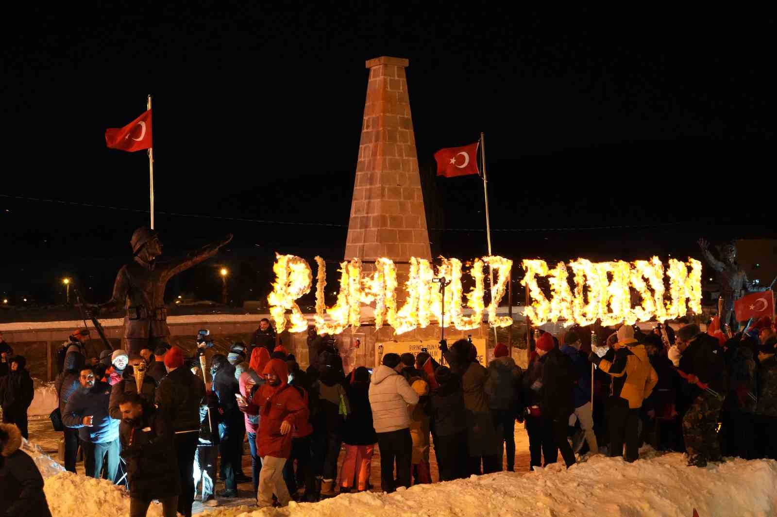 Meşalelerle şehitler i&ccedil;in geceyi aydınlattılar
