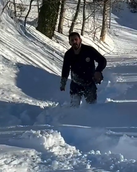 Yolu kapanan k&ouml;ydeki yaşlı adamın ila&ccedil;ları dronla ulaştırıldı
