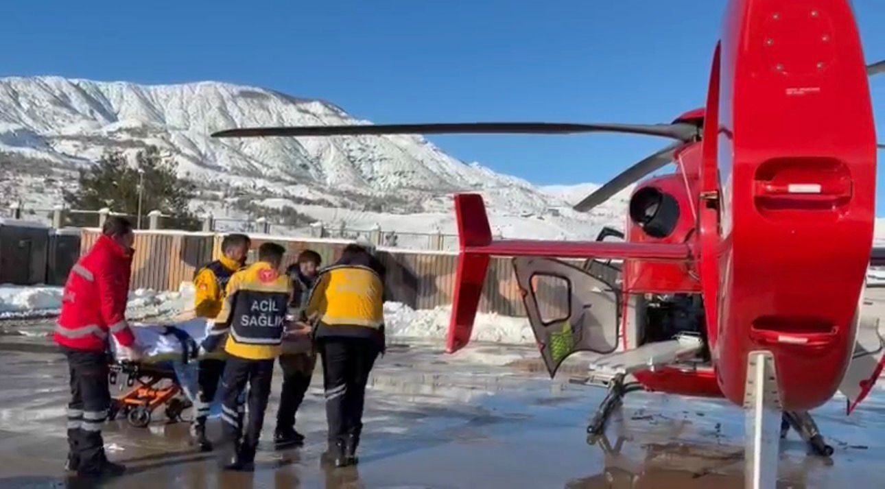 20 yaşındaki hasta, yollar kapalı olunca helikopter ambulansla hastaneye ulaştırıldı
