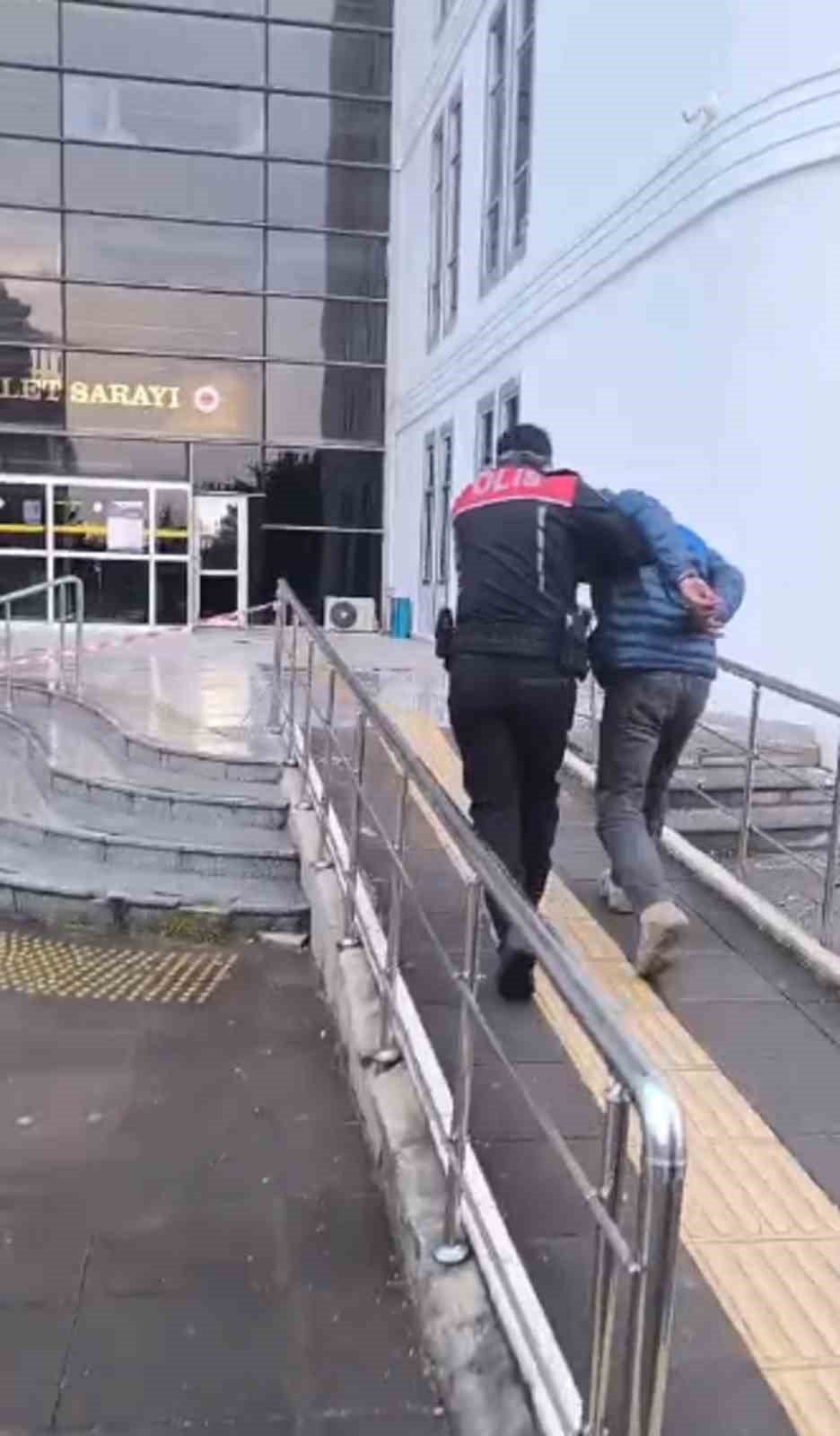 Cumhurbaşkanı’na hakaret ve kaçak kazı yapmak suçlarından hapis cezası bulunan şahıs sahte kimlikle yakalandı