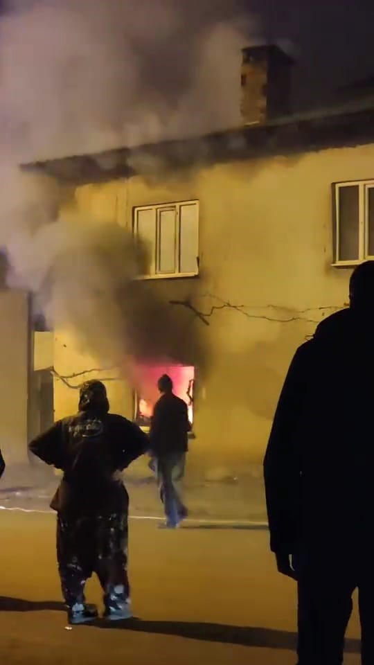 Bursa&rsquo;da 2 katlı evde &ccedil;ıkan yangın korkuttu
