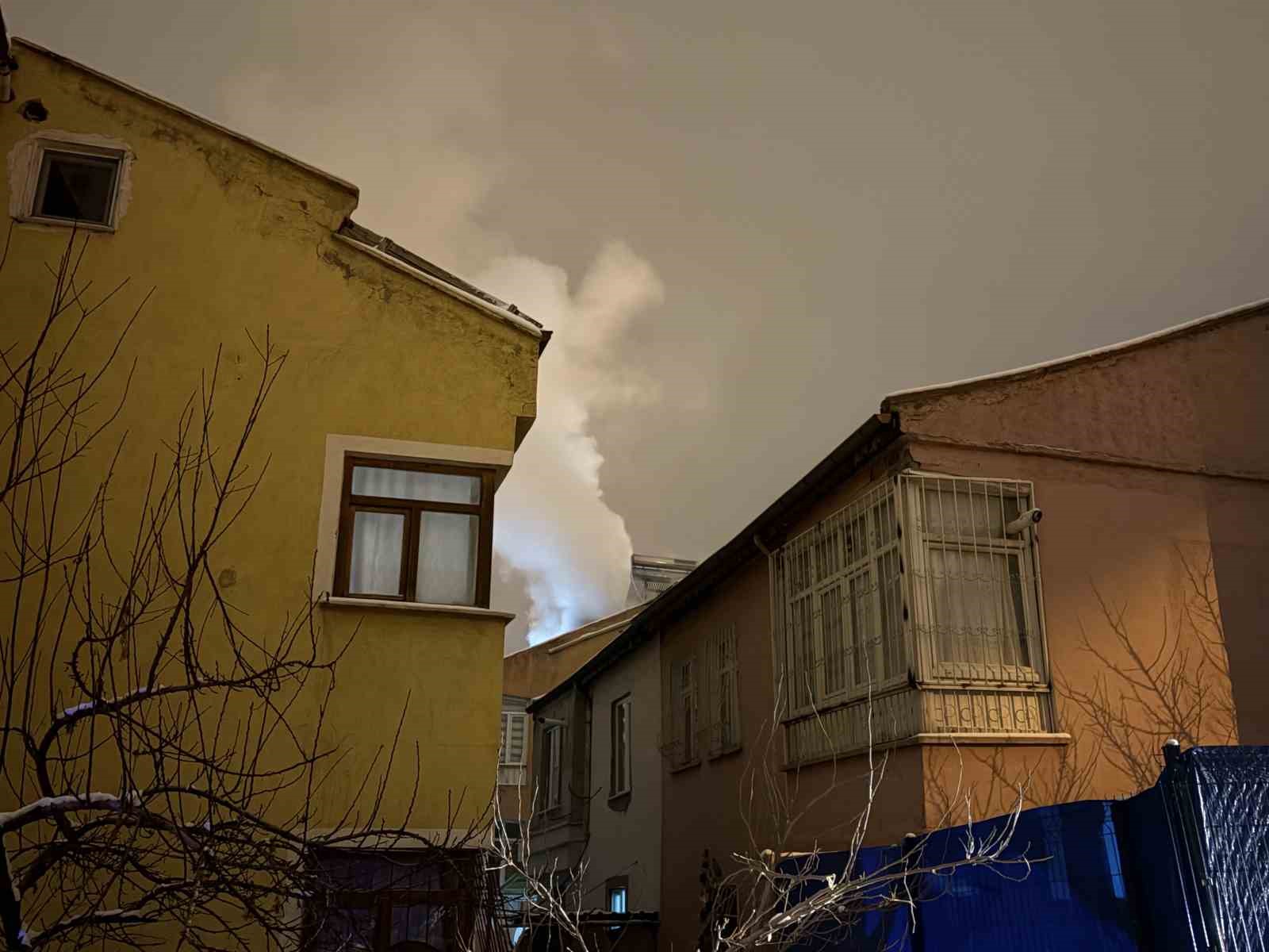 Çatıda çıkan yangın 2 saatte söndürüldü