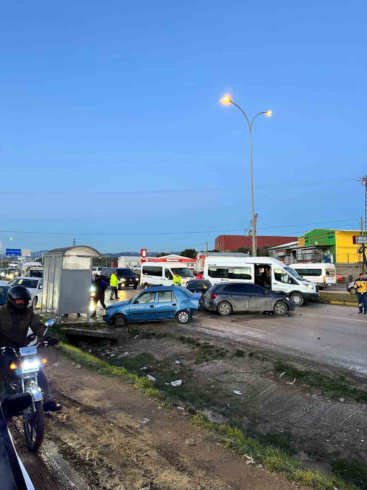 Zincirleme kazada durağa dalan otomobilden kaçarak kurtuldular: O anlar kamerada
