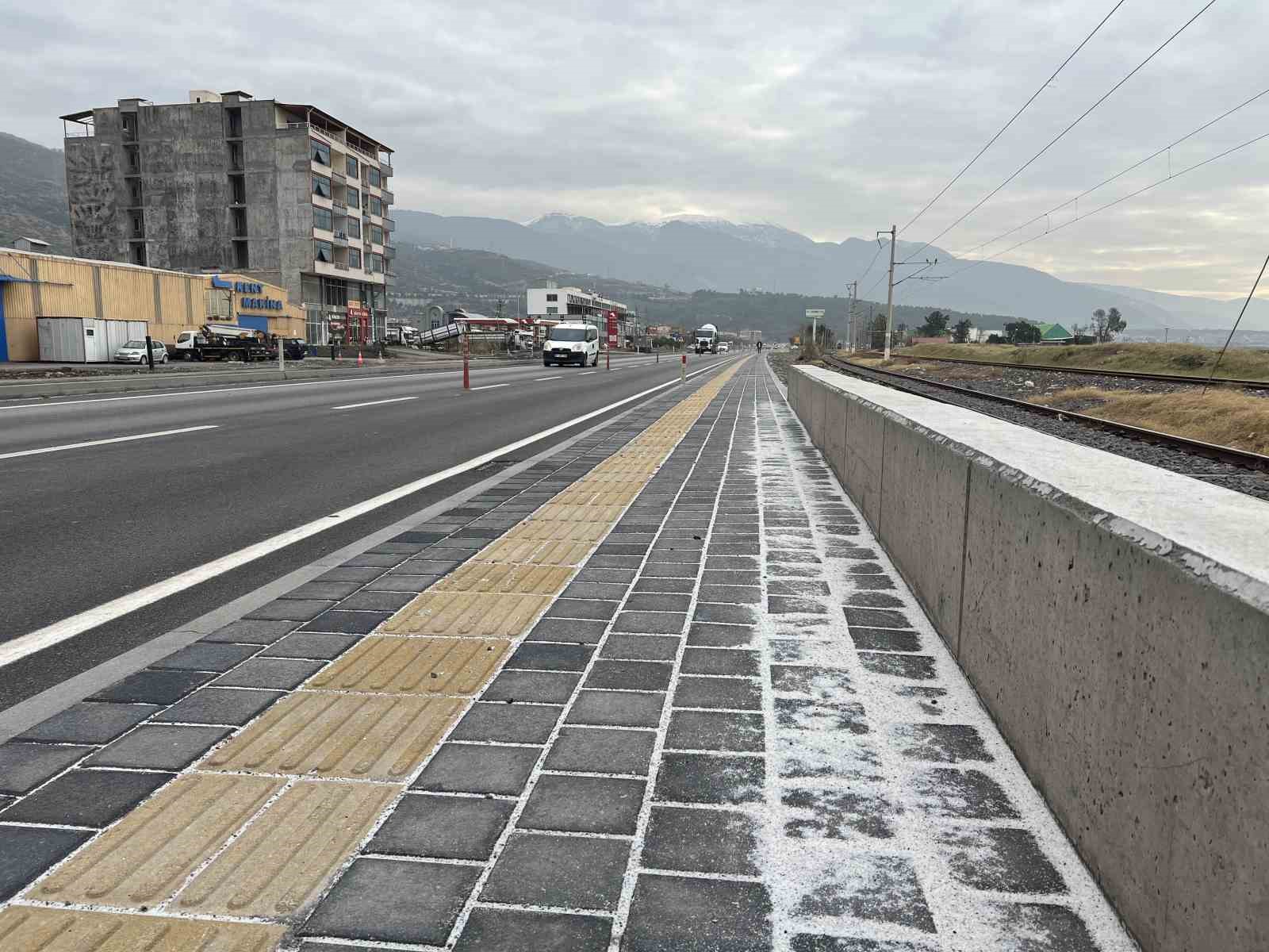 Karayolunun kenarında beyaz &ouml;rt&uuml; oluşturan tırlardan d&ouml;k&uuml;len g&uuml;breler, fır&ccedil;alarla toplanarak bah&ccedil;elerde değerlendiriliyor
