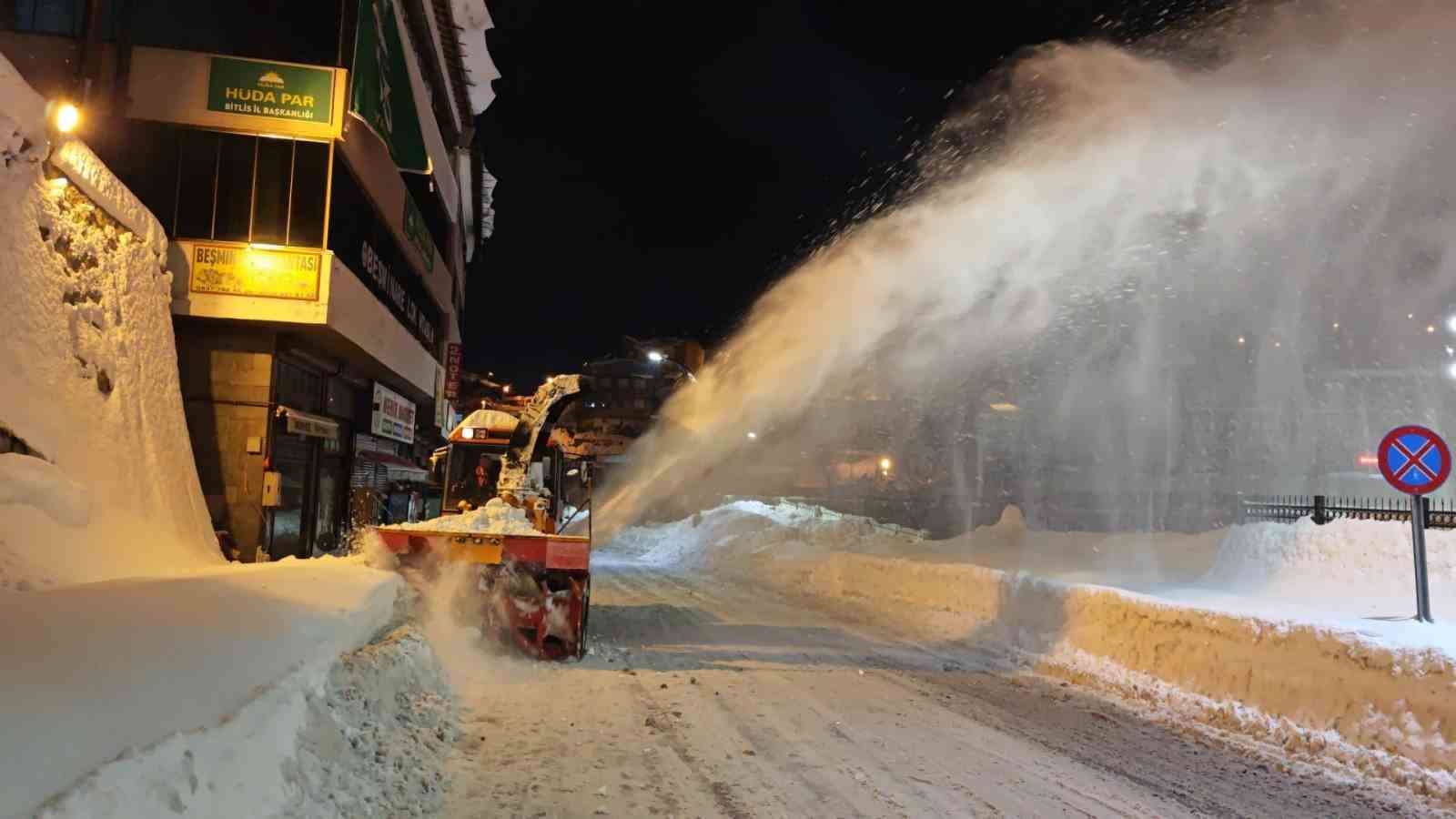 Bitlis’te kışa karşı geceli gündüzlü mücadele