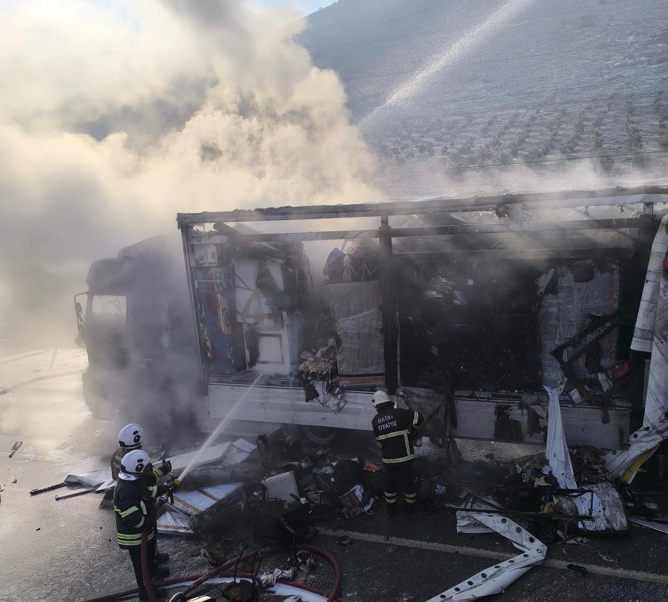 Suriye’ye geçiş için bekleyen tır alevlere teslim oldu