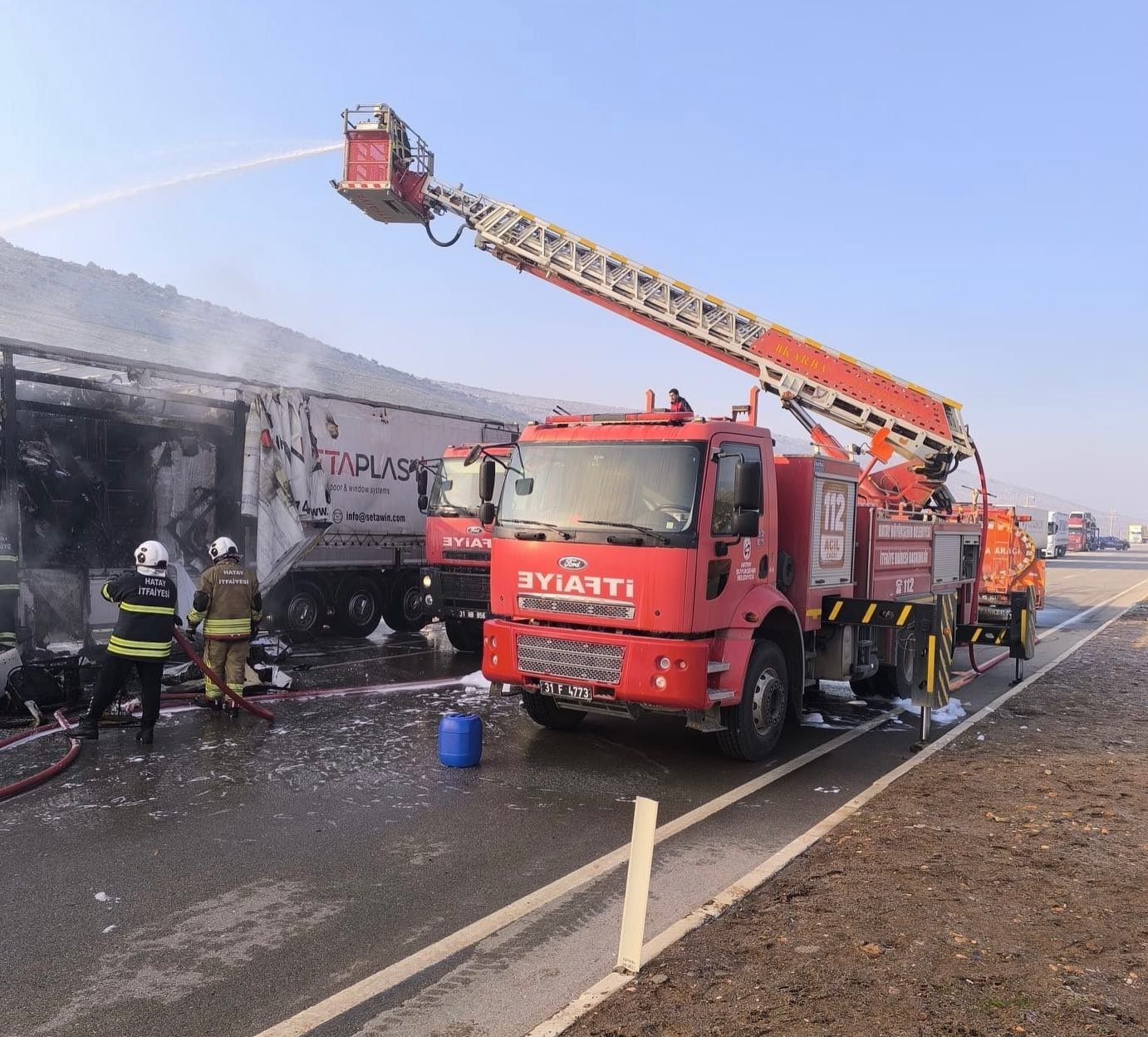 Suriye&rsquo;ye ge&ccedil;iş i&ccedil;in bekleyen tır alevlere teslim oldu
