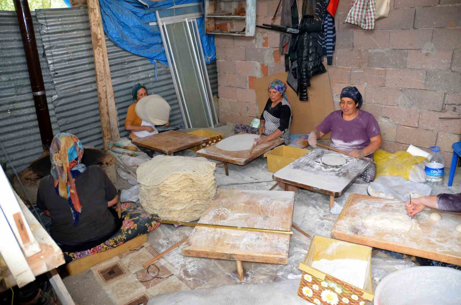 Antalyalı kadınların imece usul&uuml; yufka ekmek mesaisi
