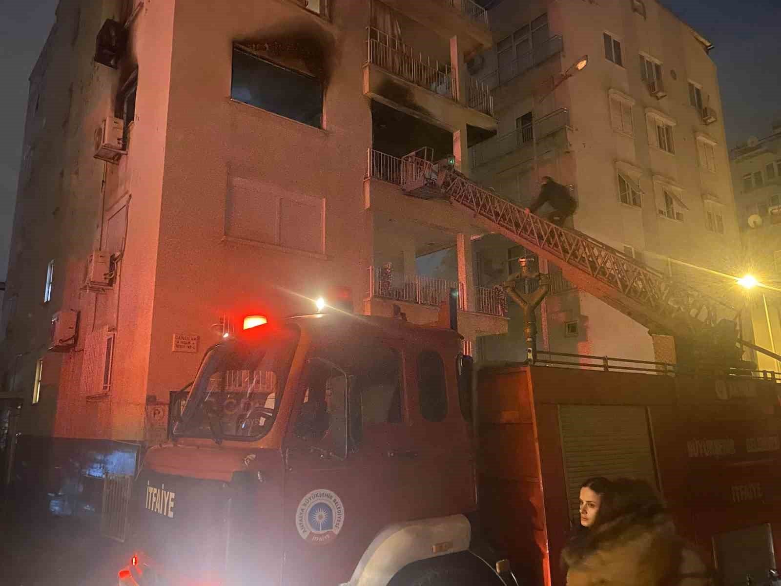 Apartman dairesi k&uuml;le d&ouml;nd&uuml;, ev sahibi komşuların yardımıyla evden &ccedil;ıkartıldı
