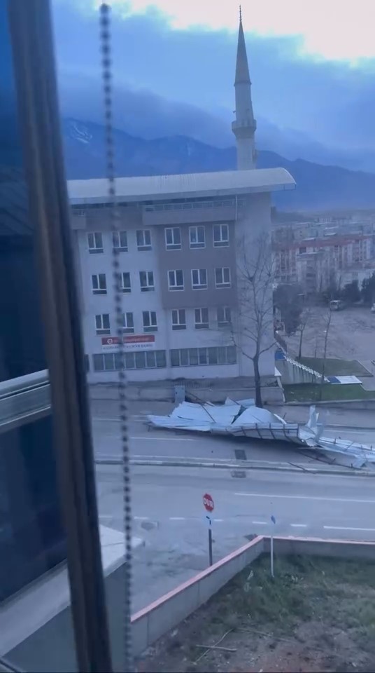 Cami’nin çatısı uçtu, yol kapandı