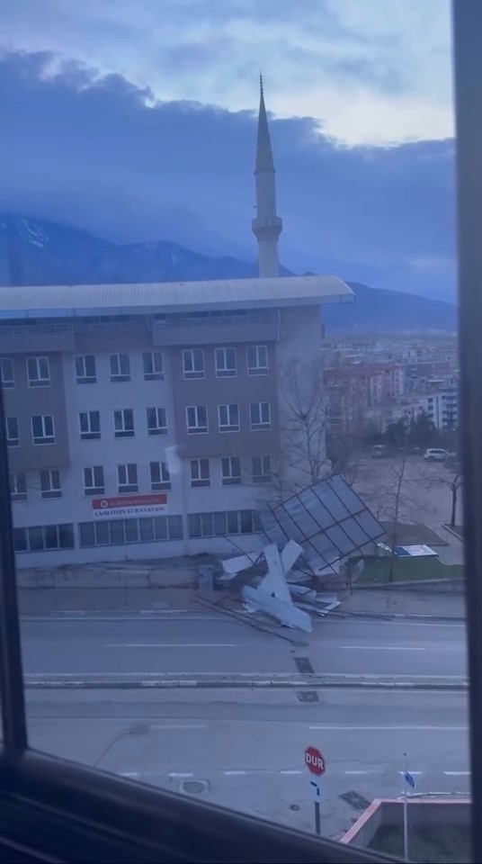 Cami&rsquo;nin &ccedil;atısı u&ccedil;tu, yol kapandı
