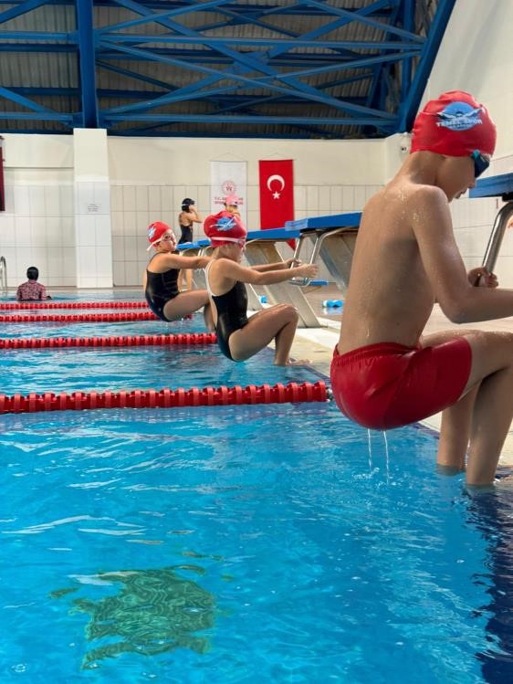 Bilecik&rsquo;te spor okullarında y&uuml;zme antrenmanları aralıksız s&uuml;r&uuml;yor
