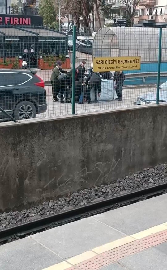 R&uuml;zgarın etkisiyle devrilen otomobile &ccedil;evredeki vatandaşlar koştu
