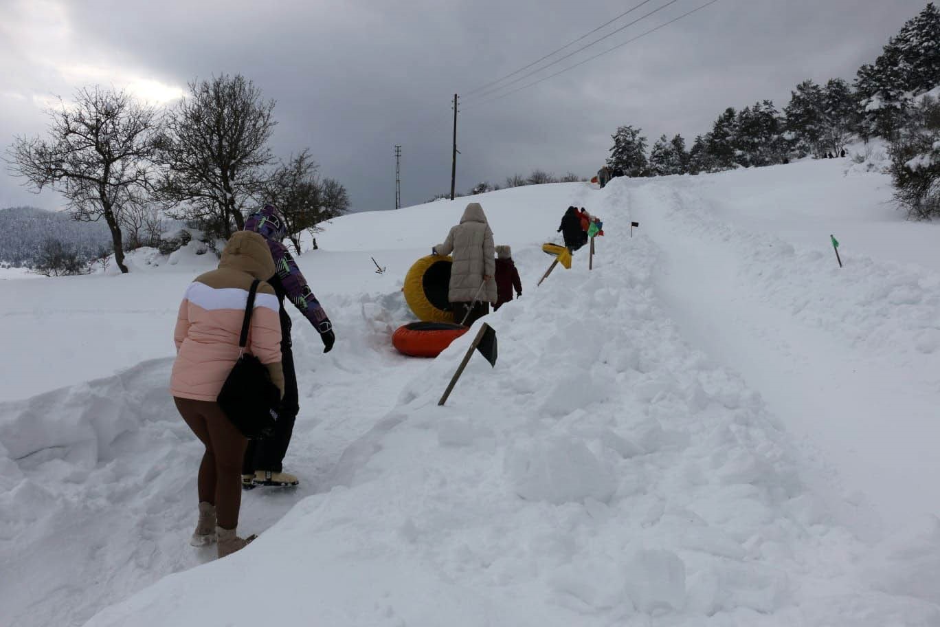Abant’ta köylülerin hazırladığı pistte çocuklar şambrelle kaydı