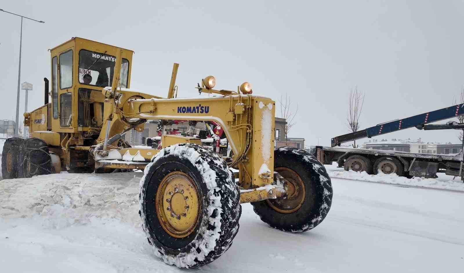 Adıyaman&rsquo;da karla mücadele çalışmaları devam ediyor