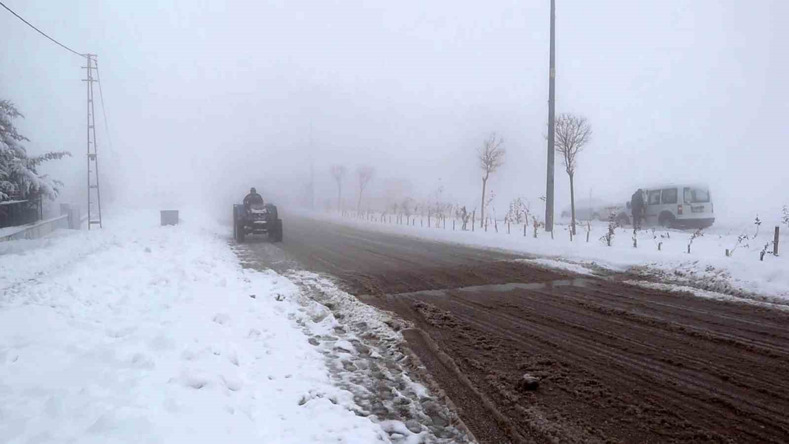 Yoğun sis Besni&rsquo;yi etkisi altına aldı