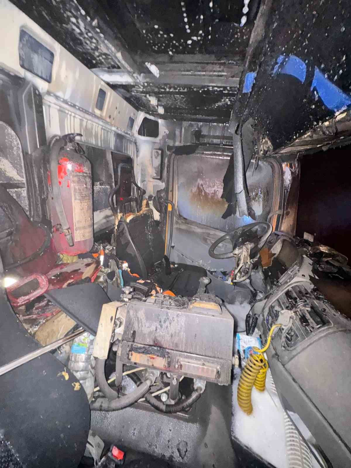 Karayolları’na ait kamyon alevlere teslim oldu
