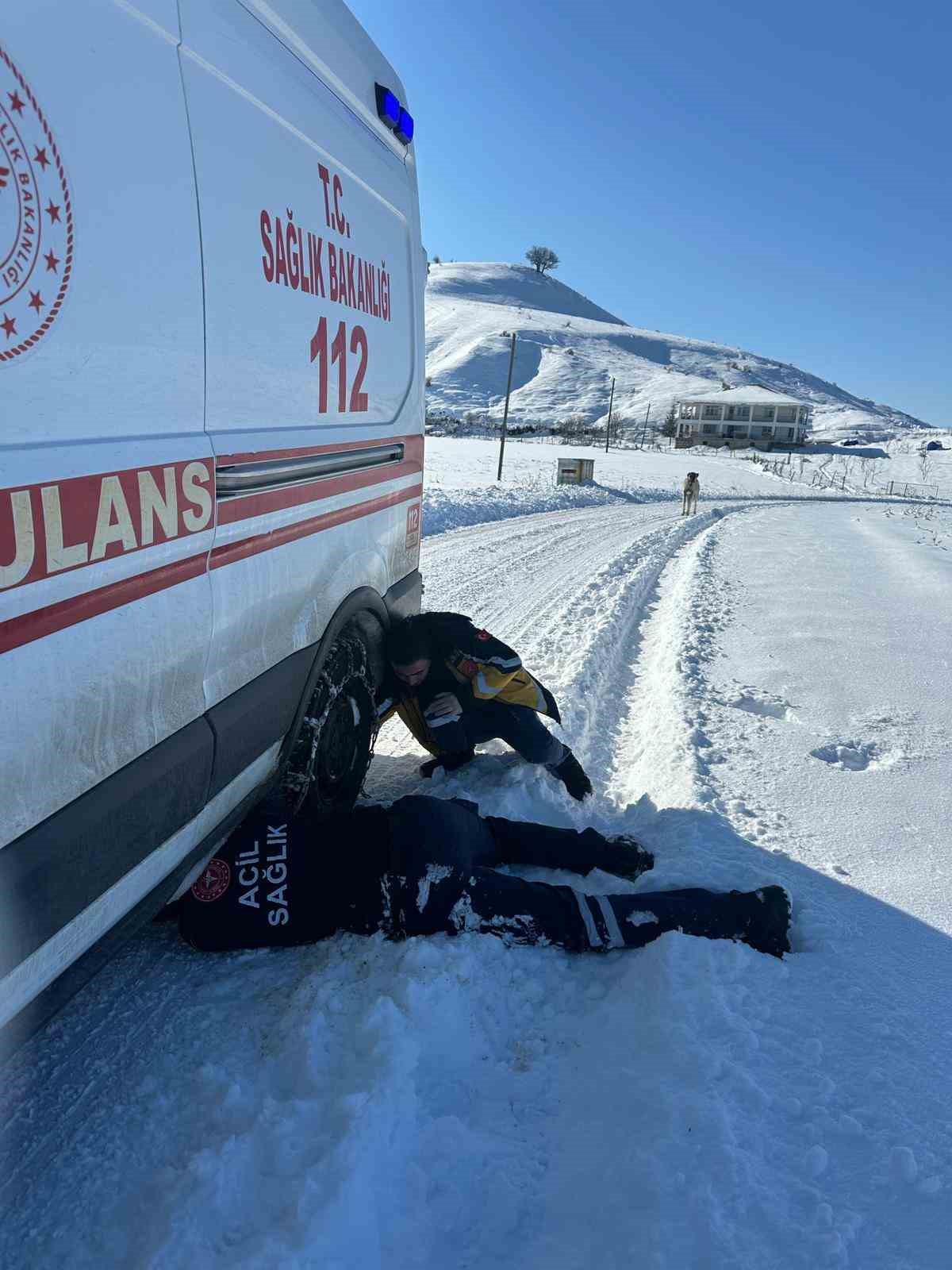 1 kilometrelik yolu y&uuml;r&uuml;yerek hastaya ulaştılar
