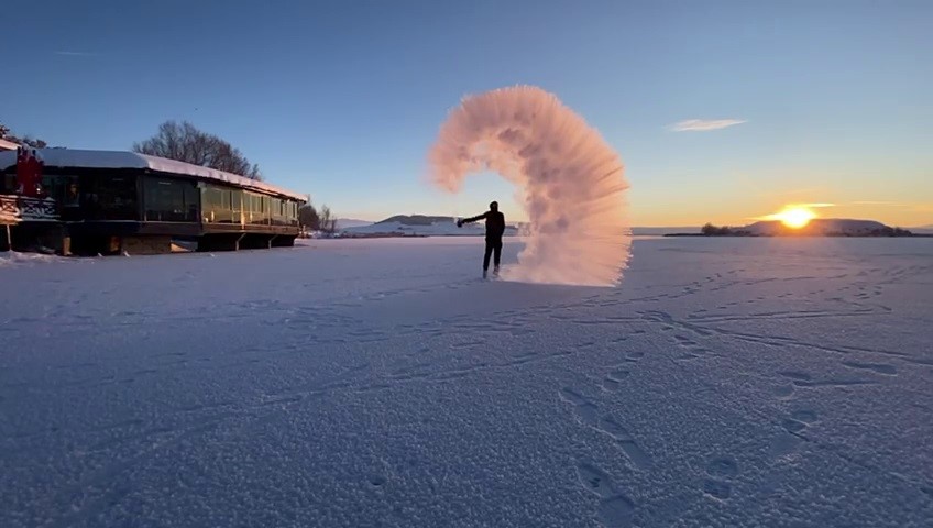 Sivas’ta kar ve dondurucu soğuk renkli görüntüler oluşturdu