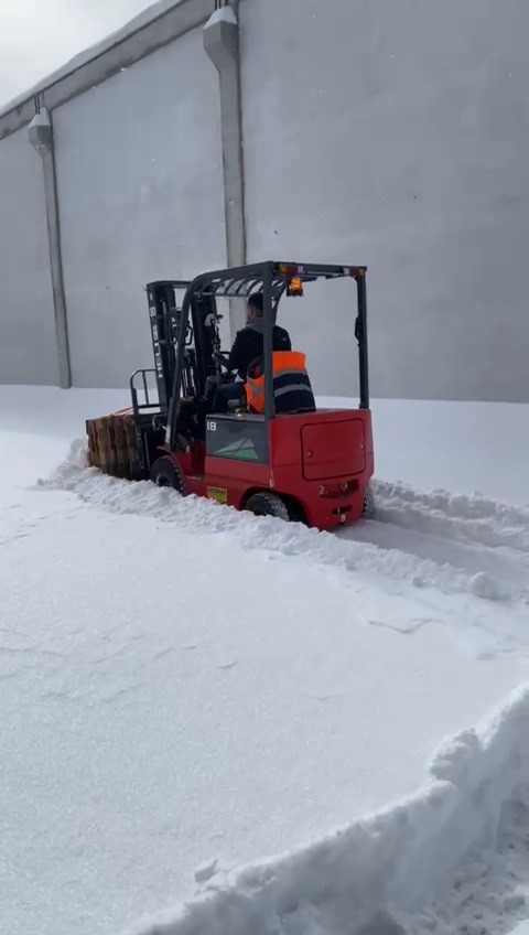 Sivas&rsquo;ta kar ve dondurucu soğuk renkli g&ouml;r&uuml;nt&uuml;ler oluşturdu
