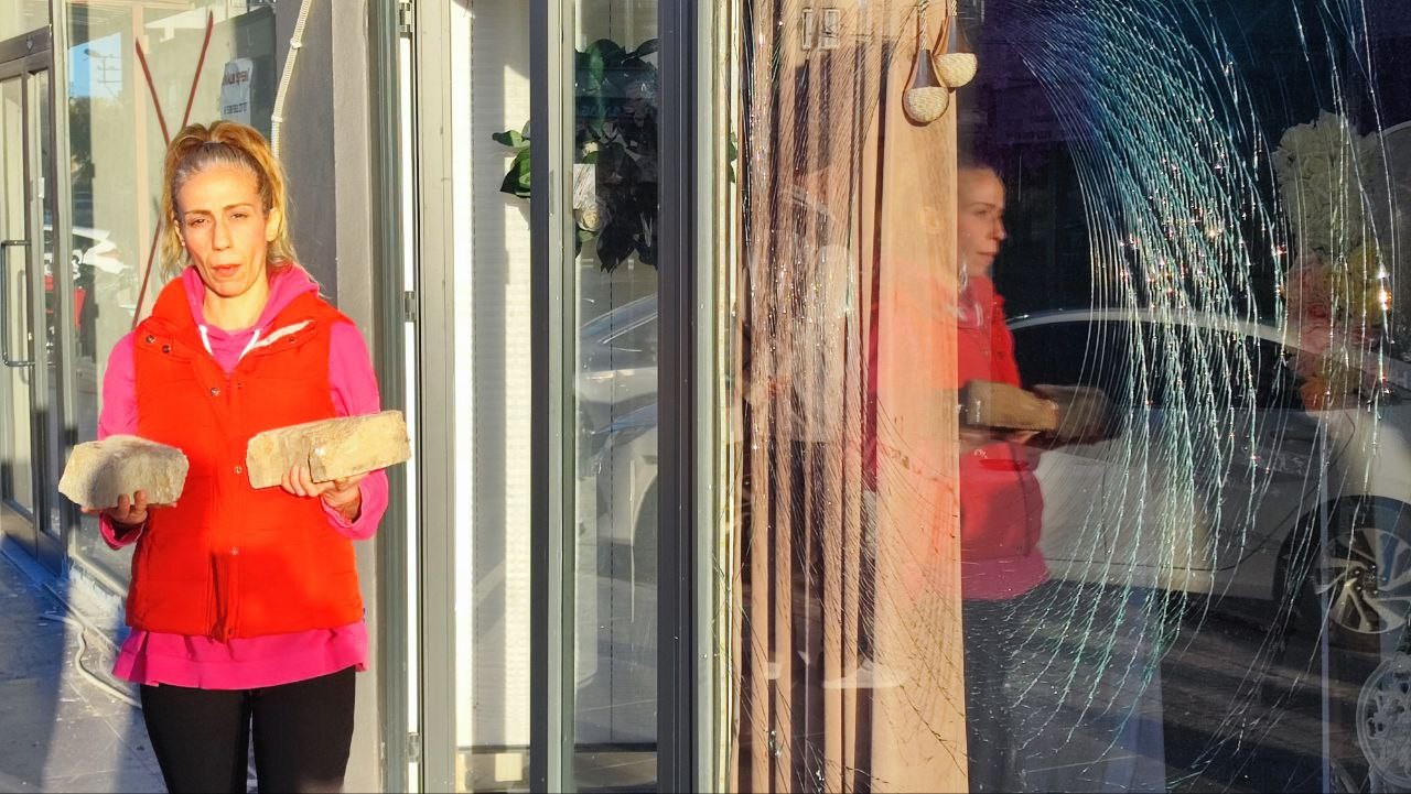 Adana’da iki kız kardeşin işlettiği düğün organizasyon ofisine taşlı saldırı