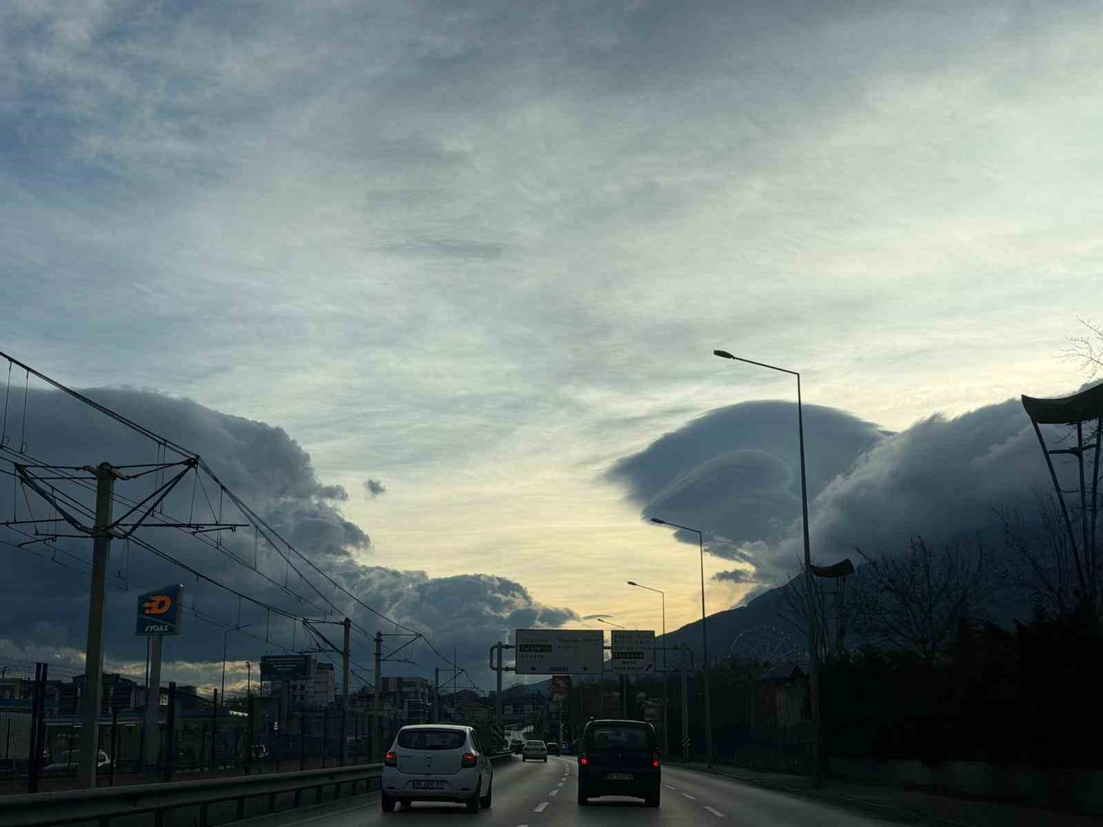 Bursa’da gökyüzünde oluşan bulutlardan görsel şölen