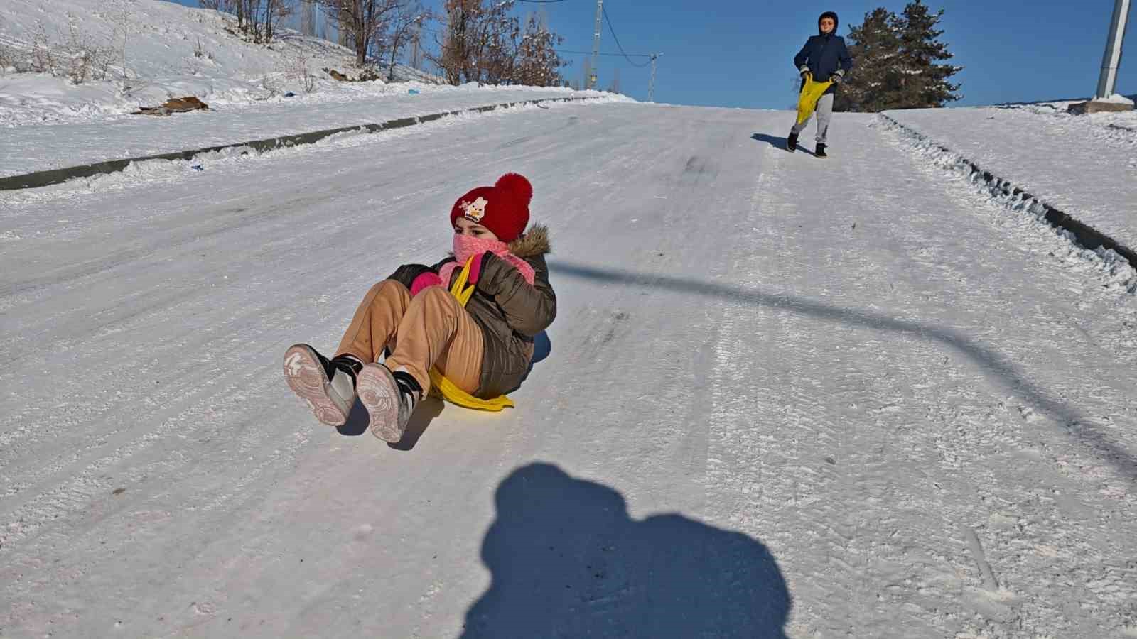 Aşkale&rsquo;de dondurucu soğuklara rağmen hayat devam ediyor: &Ccedil;ocuklar -30&rsquo;da kayarak eğlendi
