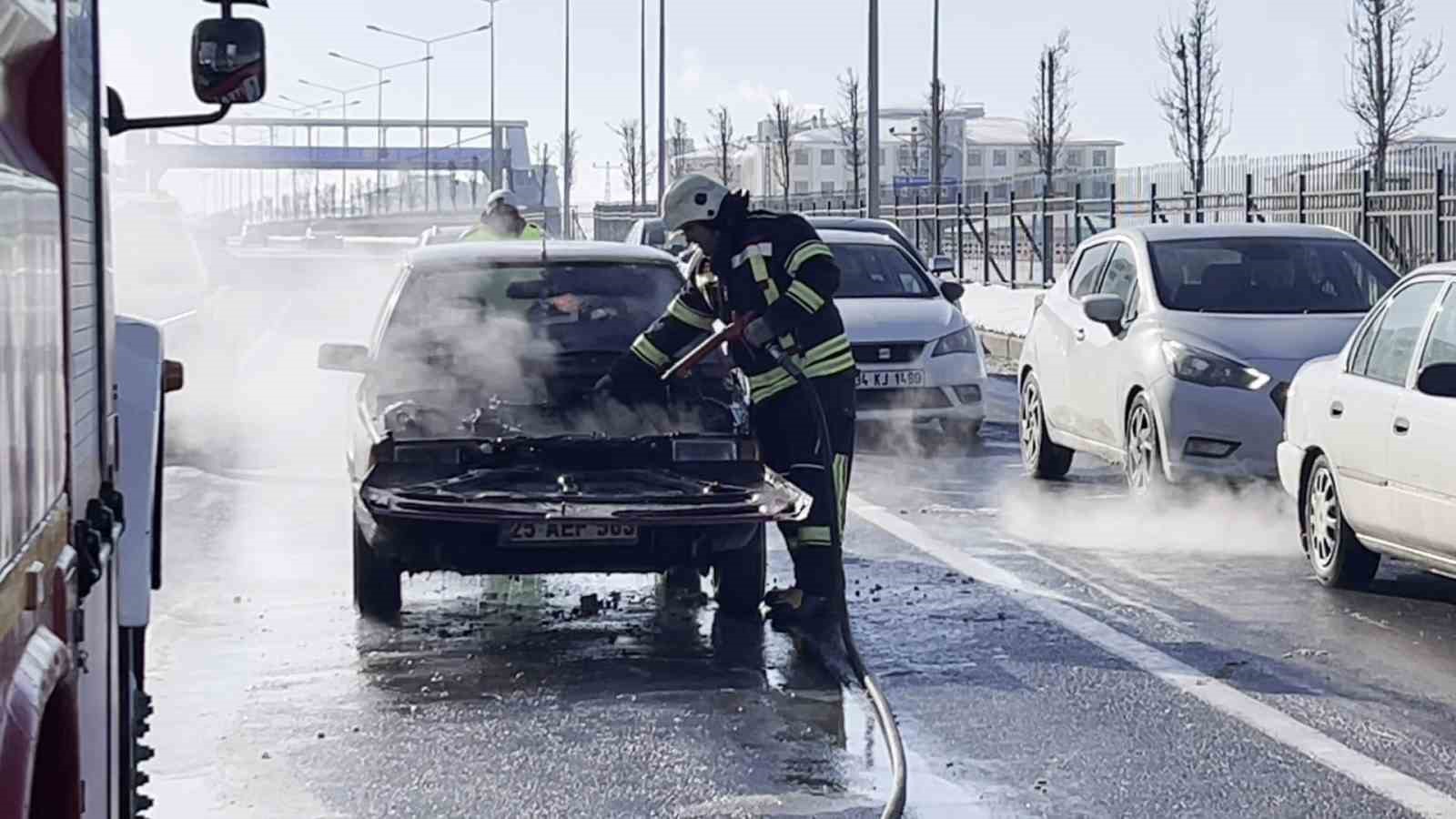 Seyir halindeki otomobil yandı