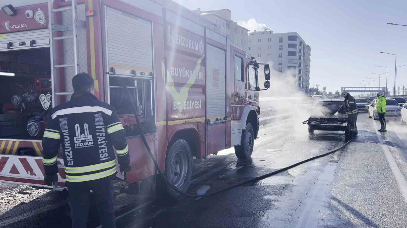Seyir halindeki otomobil yandı
