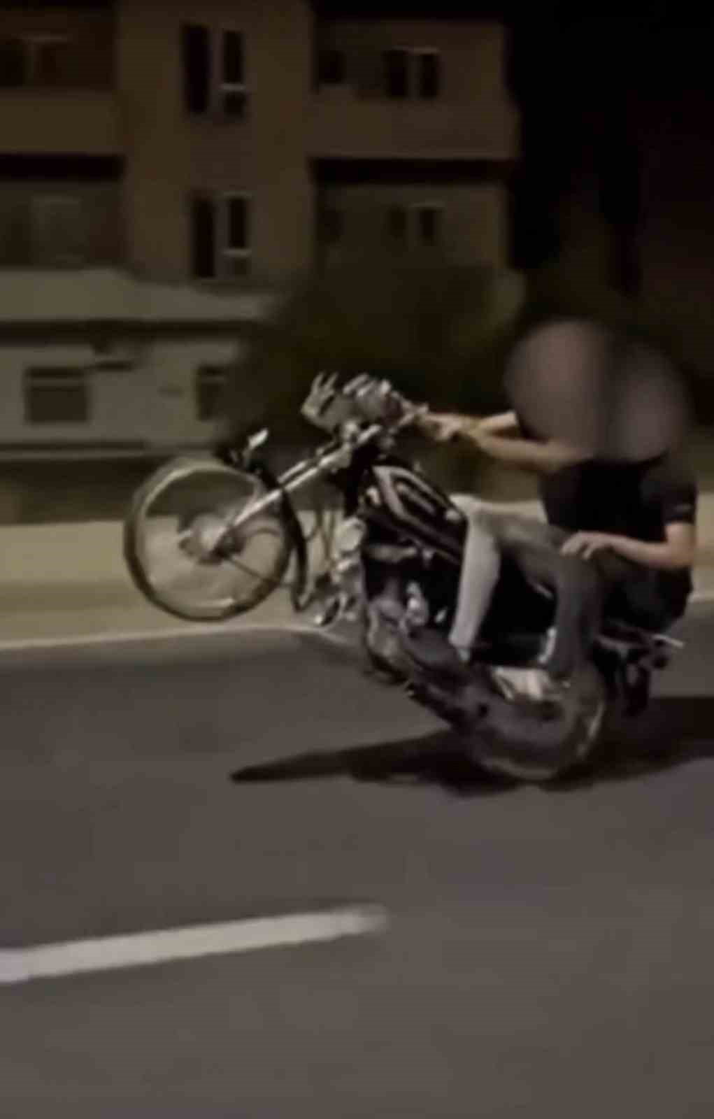 Mardin&rsquo;de tek teker &uuml;zerinde giden motosiklet s&uuml;r&uuml;c&uuml;s&uuml; yakalandı
