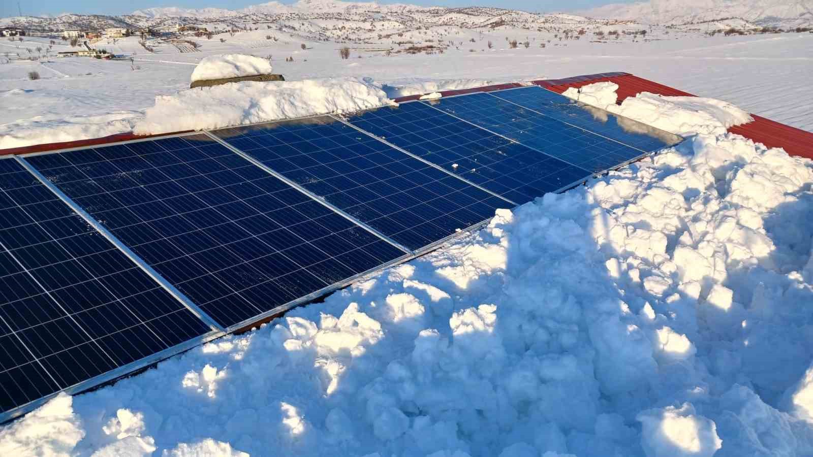 Kulp kırsalında kar, g&uuml;neş panellerini etkiledi
