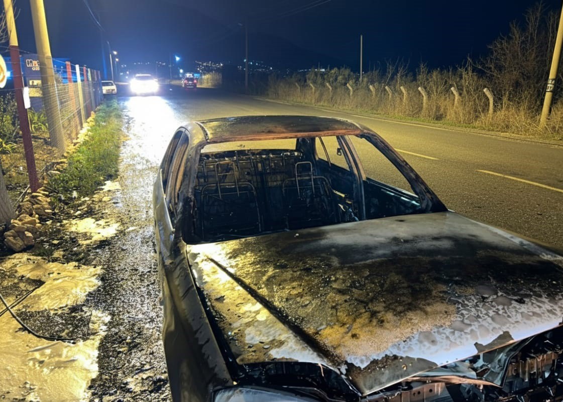 Hareket halindeyken yanan otomobil küle döndü