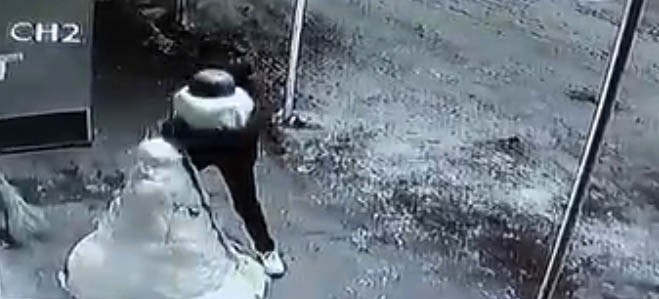 Kardan adamın kafasını &ccedil;aldılar, o anlar kamerada
