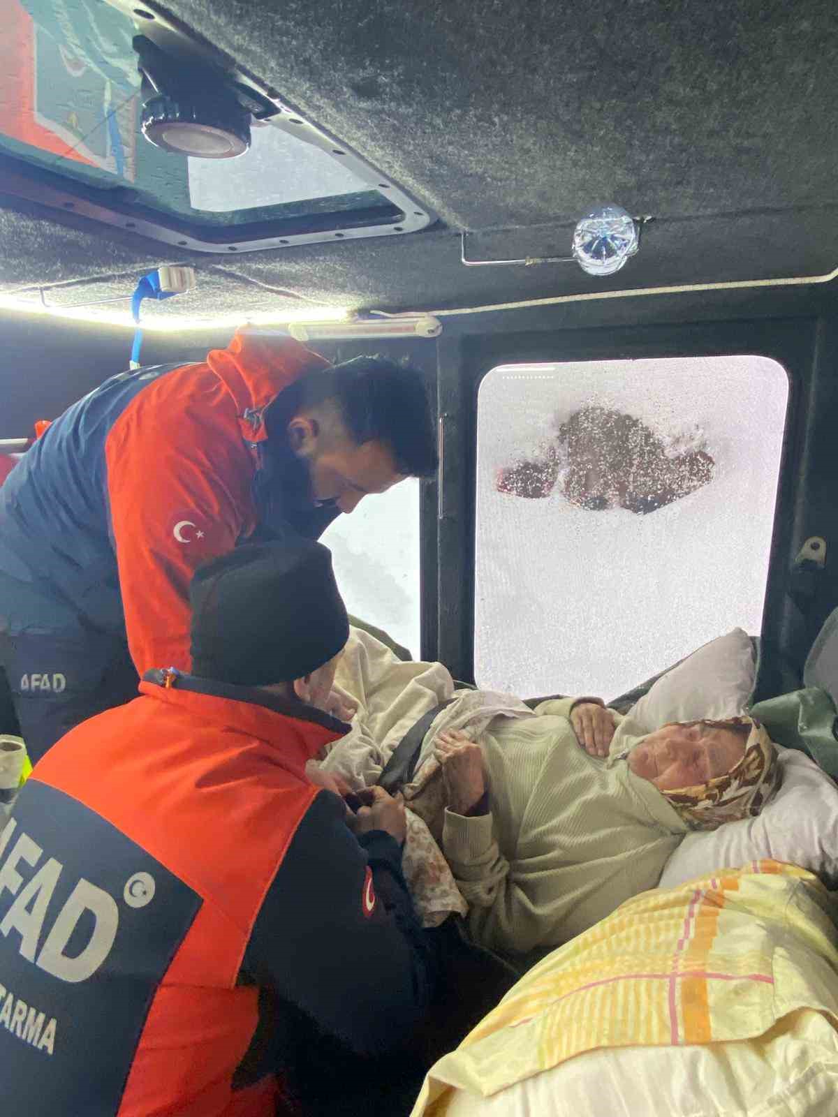 Kastamonu’da rahatsızlanan yaşlı kadını, AFAD ekipleri hastaneye ulaştırdı