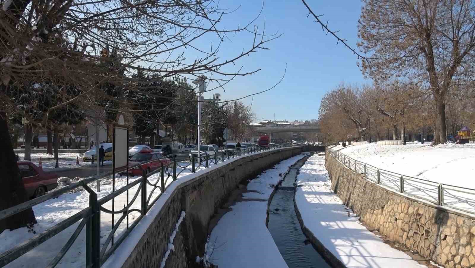 Gaziantep&rsquo;te vatandaşlar kar ve g&uuml;neşin tadını &ccedil;ıkardı
