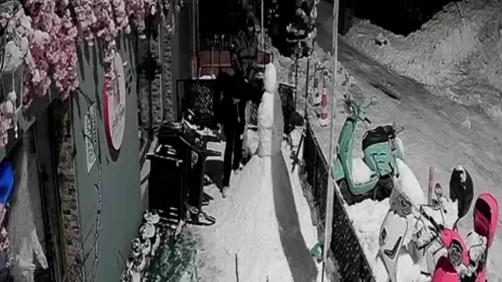 Zonguldak&rsquo;ta pes dedirten olay; "Bana &ccedil;arptı" deyip kardan adamı d&ouml;vd&uuml;ler
