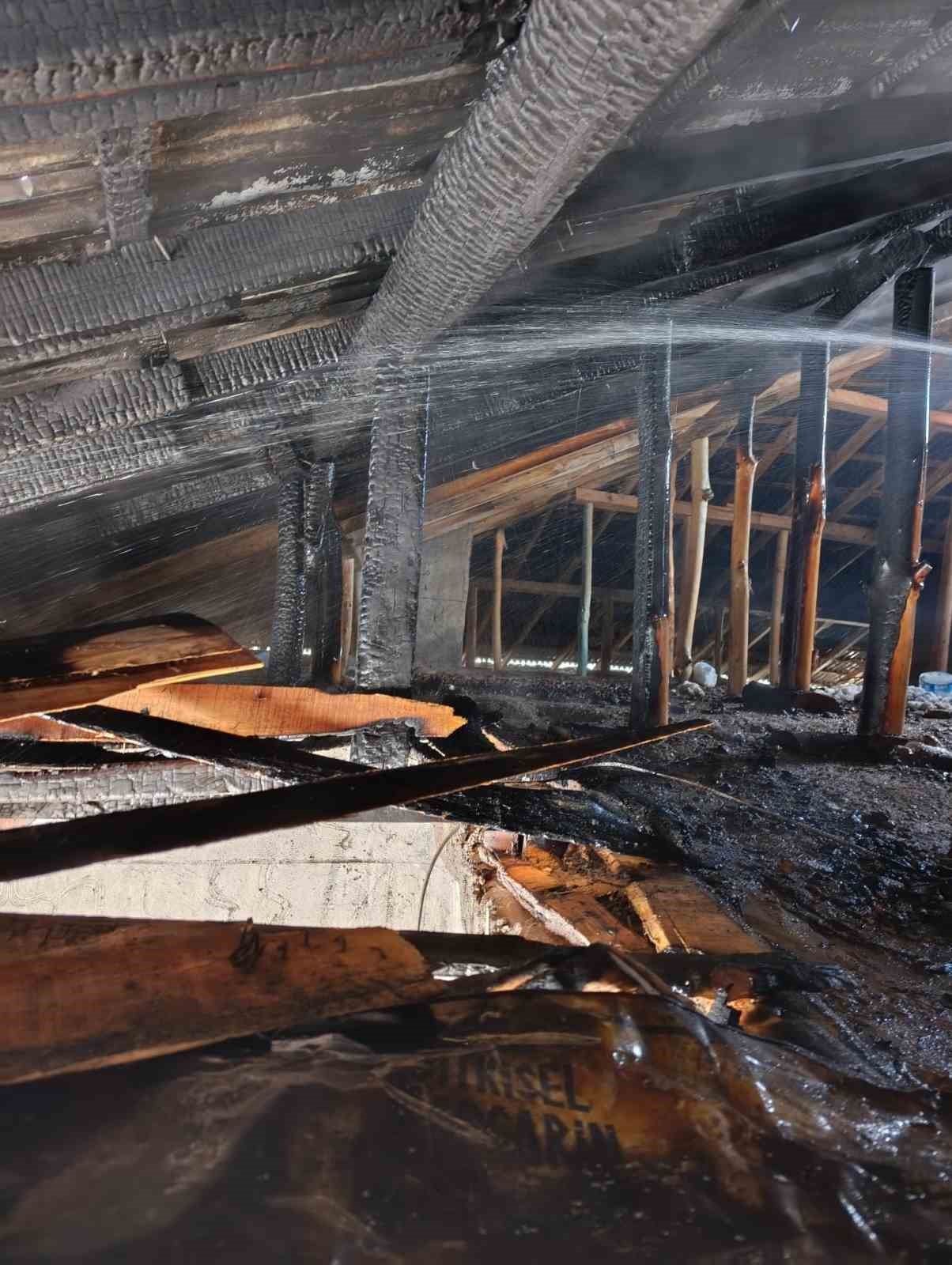 Van’da çatı yangını