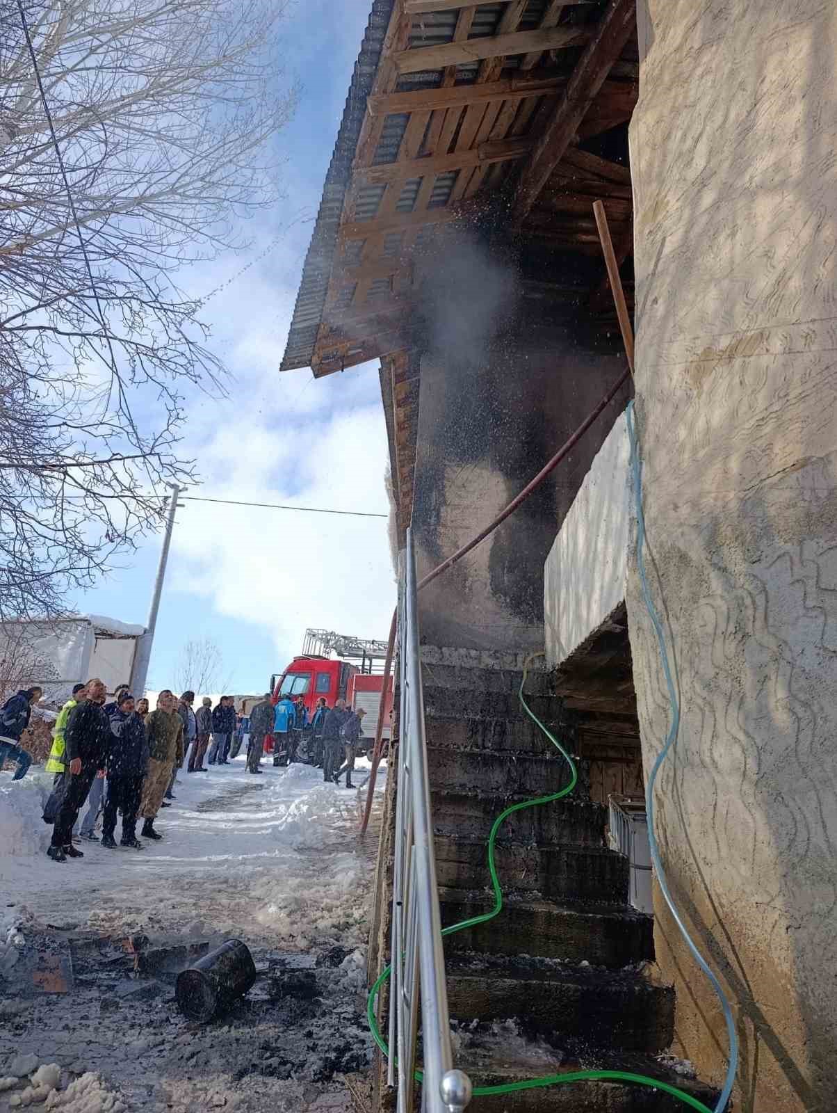 Van&rsquo;da &ccedil;atı yangını
