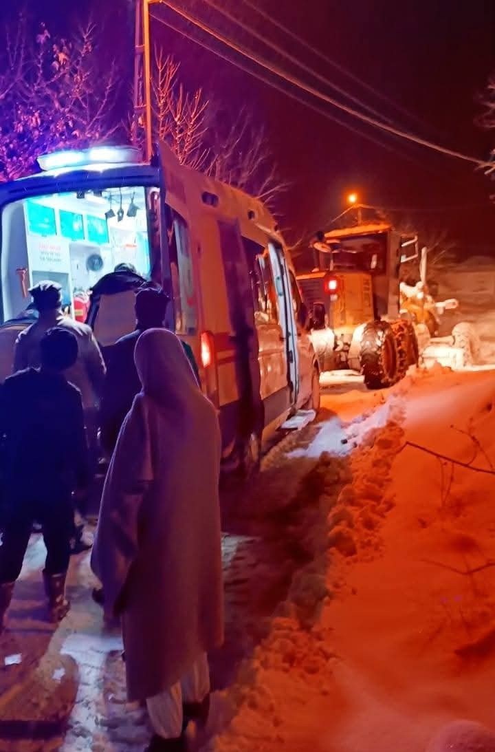Kapalı köy yolunun açılmasıyla hasta hastaneye ulaştırıldı