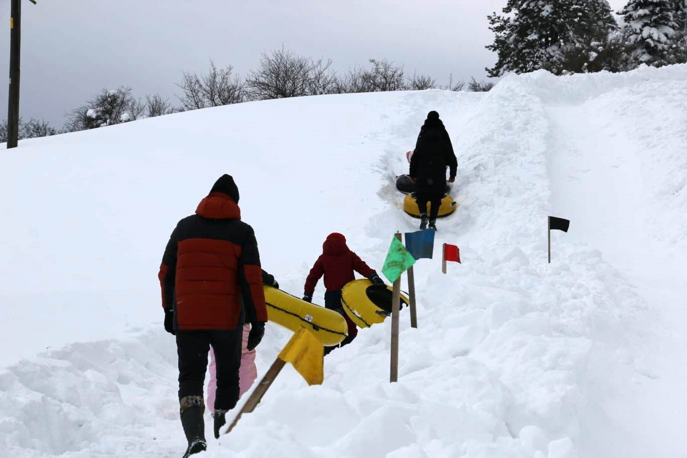 Abant’ta köylülerin hazırladığı pistte çocuklar şambrelle kaydı