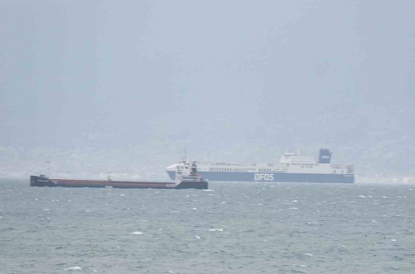 Balıkesir&rsquo;de y&uuml;k gemileri Edremit K&ouml;rfezi&rsquo;ne sığındı
