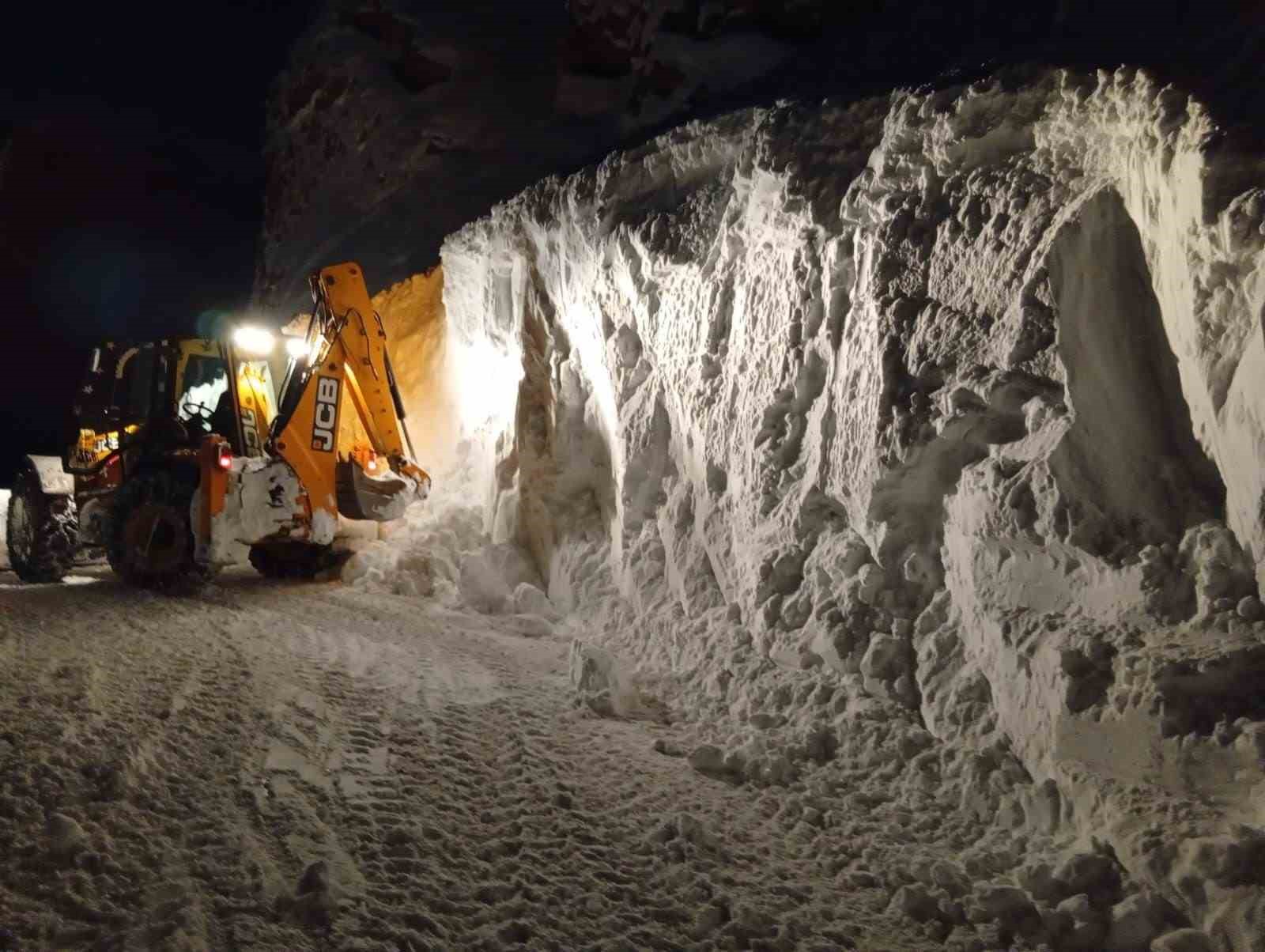 Siirt&rsquo;te kapanan yollar a&ccedil;ıldı, hastalar hastaneye ulaştırıldı
