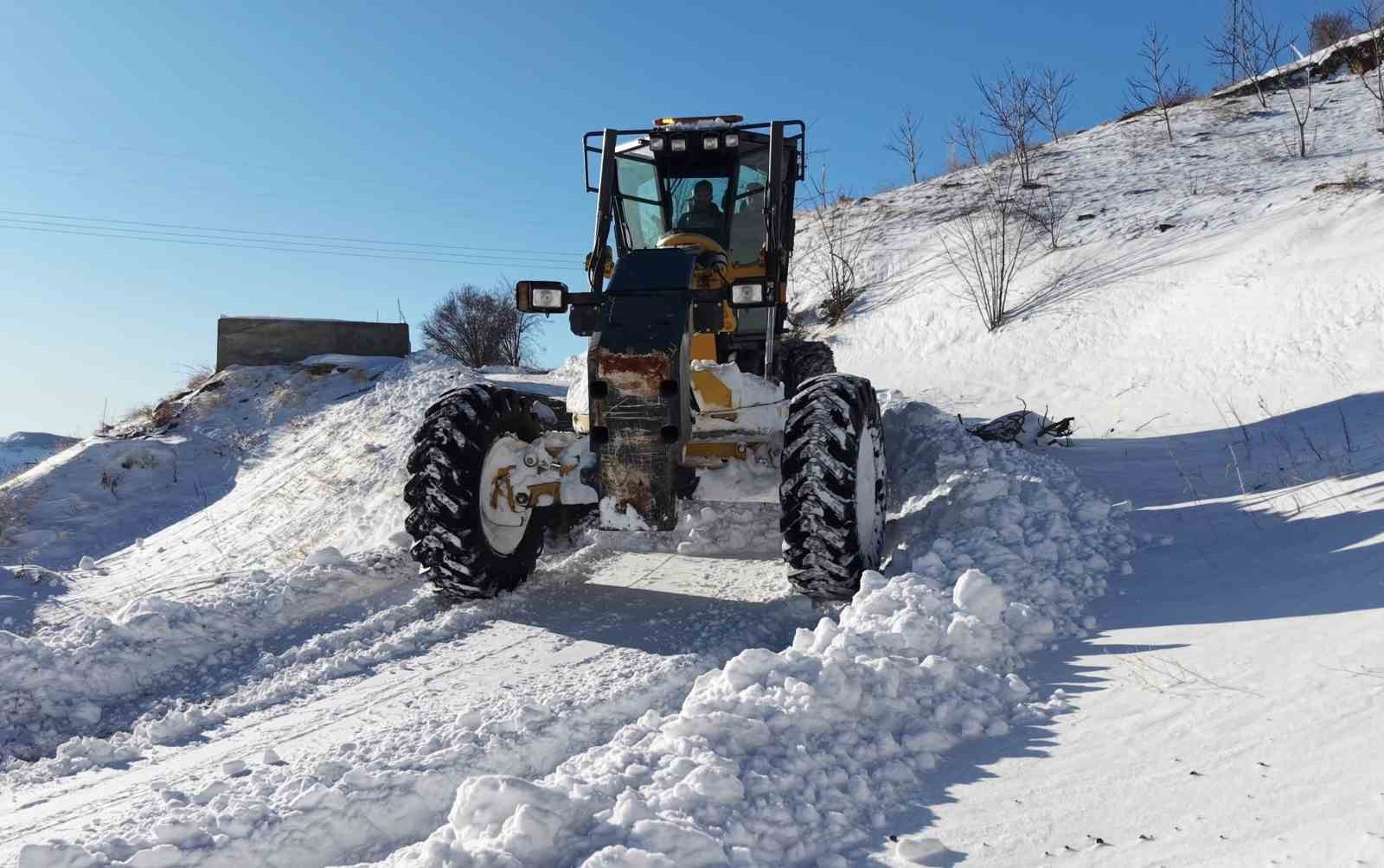 Adıyaman’da karla mücadele çalışmaları devam ediyor
